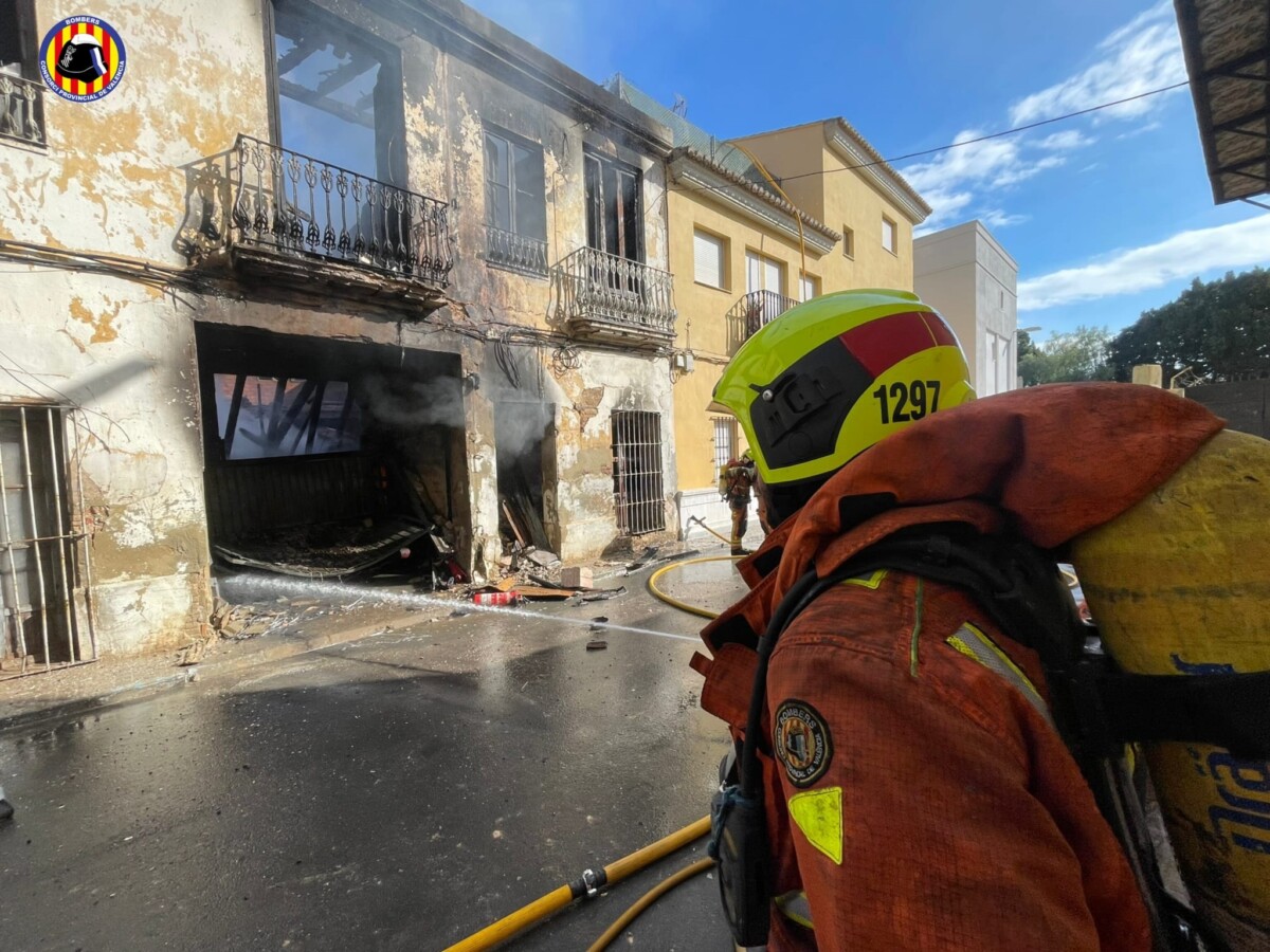 Incendio de una empresa de metacrilato en Burjassot